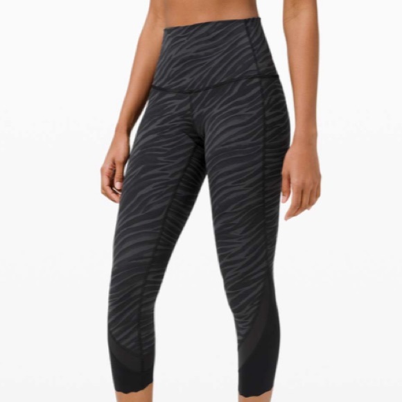 Like New Lululemon Wunder Under High-Rise Crop Scallop - Picture 3 of 13